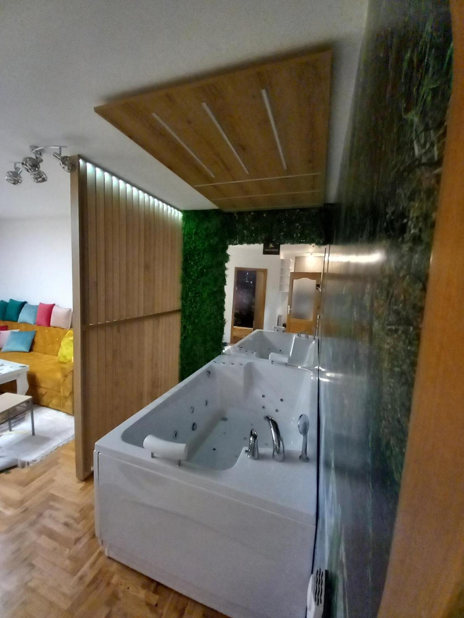 Jacuzzi For Relax - Hollywood Neom Apartment, Stup,