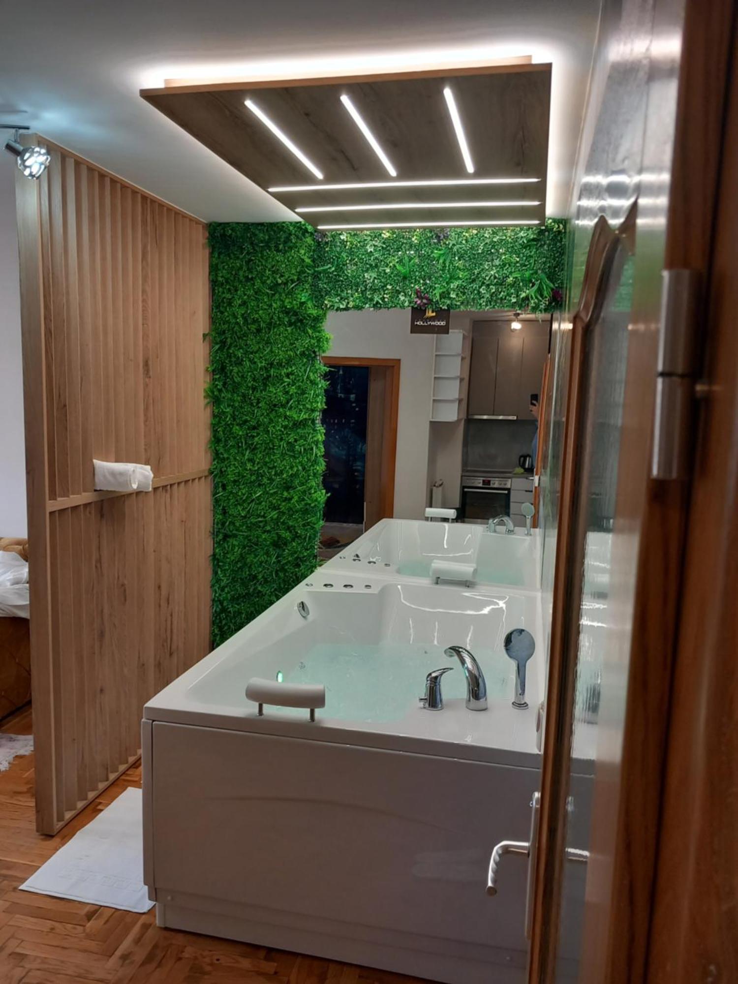 Apartamento Jacuzzi For Relax - Hollywood Neom Apartment, Stup, Sarajevo
