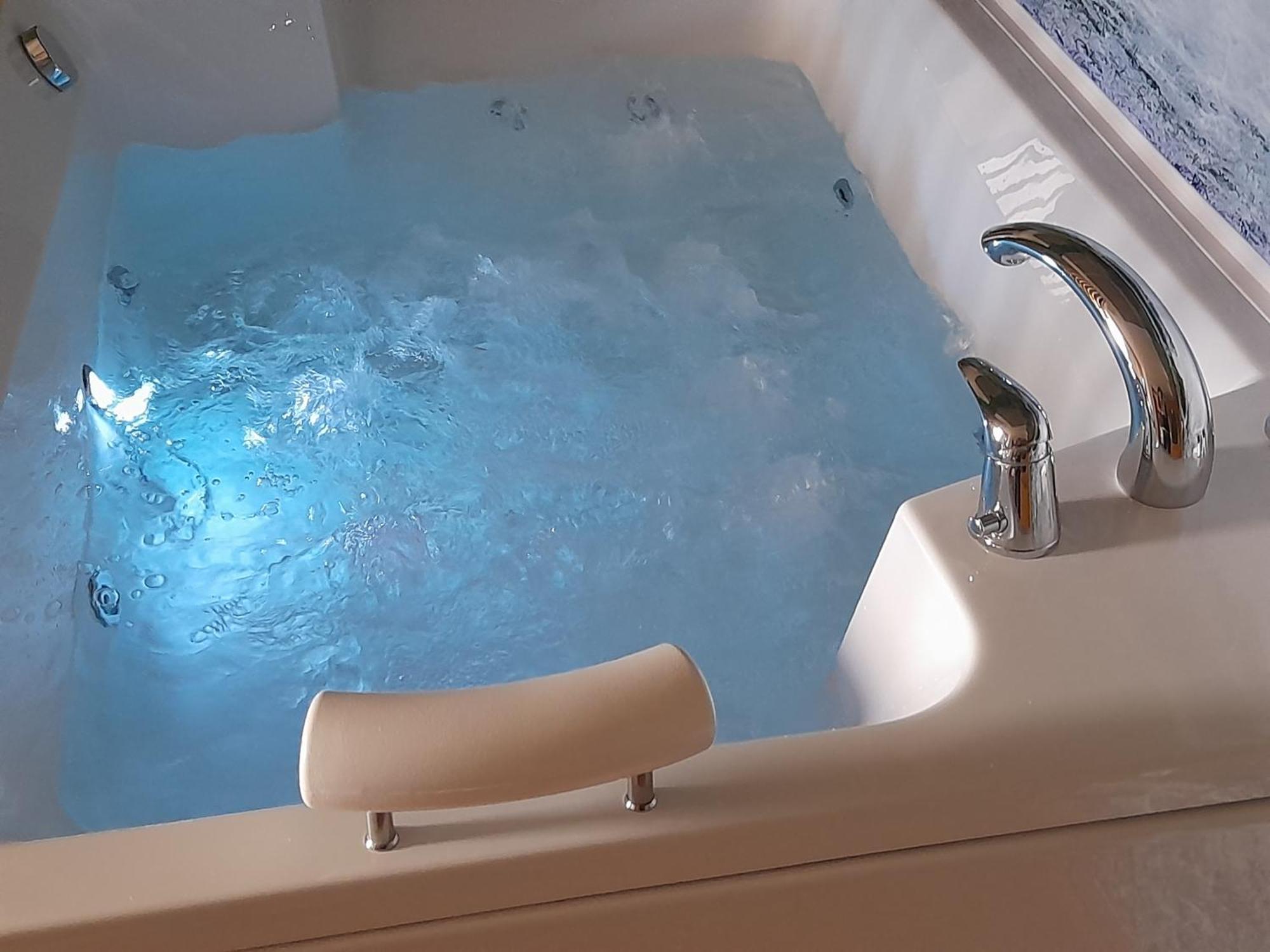 Jacuzzi For Relax - Hollywood Neom Apartment, Stup, *