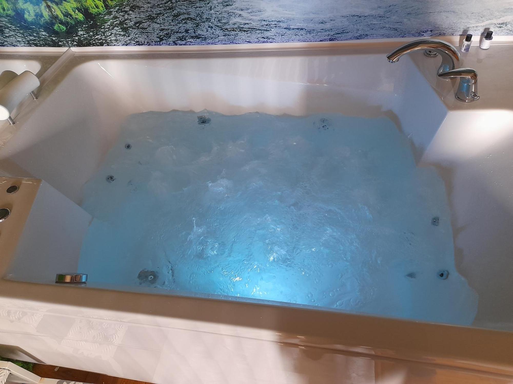 Jacuzzi For Relax - Hollywood Neom Apartment, Stup, *